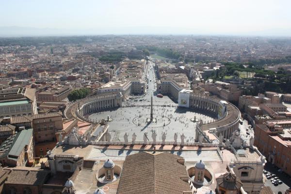 Вид с купола собора Святого Петра на площадь Святого Петра в Риме
