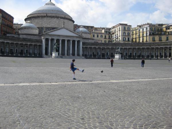 Футбол на площади перед Ватиканом