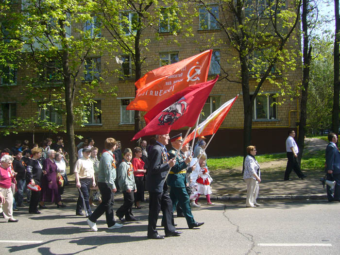 9 мая 65-годовщина торжественное шествие знаменосцев-ветеранов