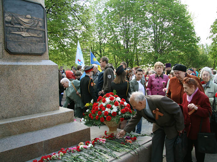 Возложение цветов к памятному знаку Всем павшим за Отечество