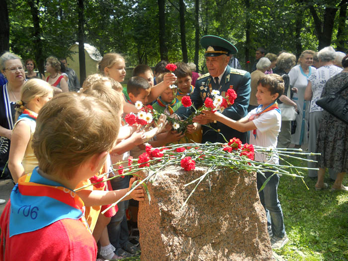 Возложение цветов к мемориальному камню в парке кинотеатра Ленинград посвященное 9 мая