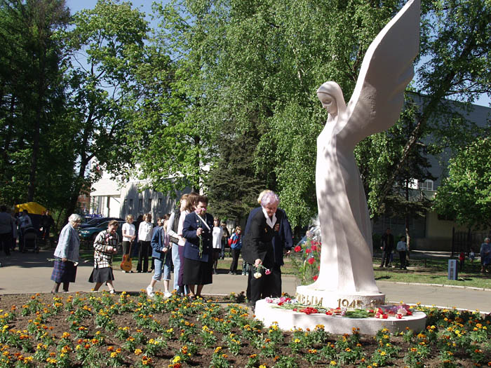 Возложение цветов к скульптурной композиции Победа в парке им. Воровского